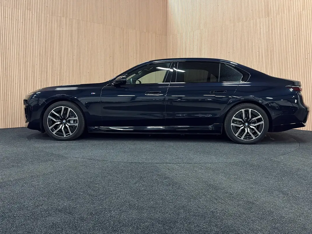 BMW i7 - Thumbnail 2