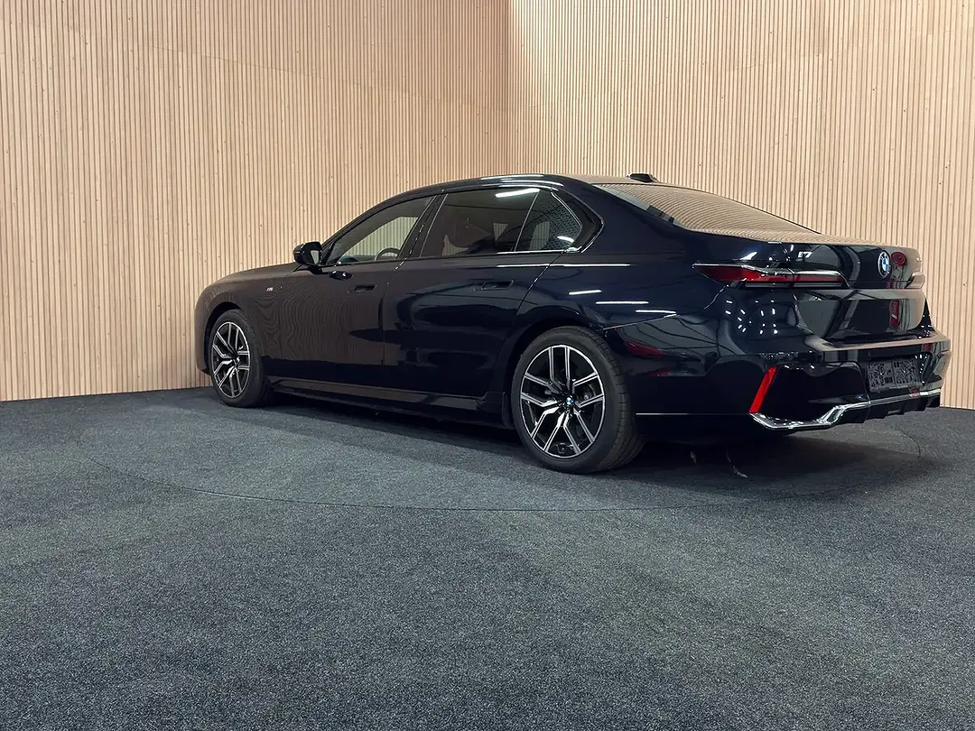 BMW i7 - Thumbnail 3