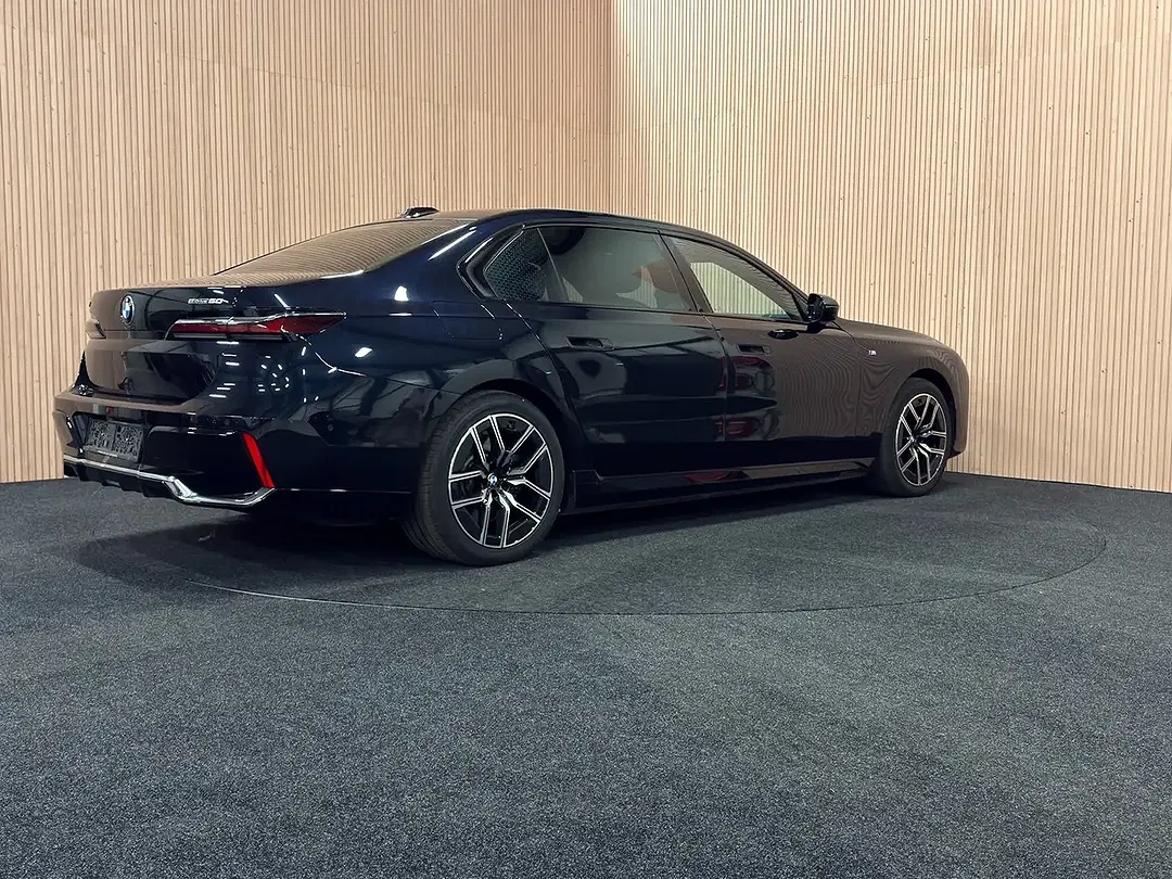 BMW i7 - Thumbnail 5
