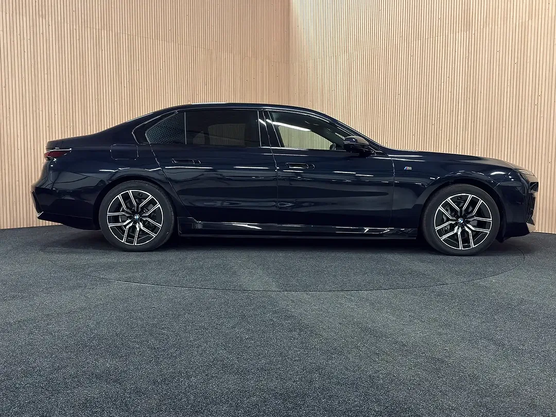BMW i7 - Thumbnail 6