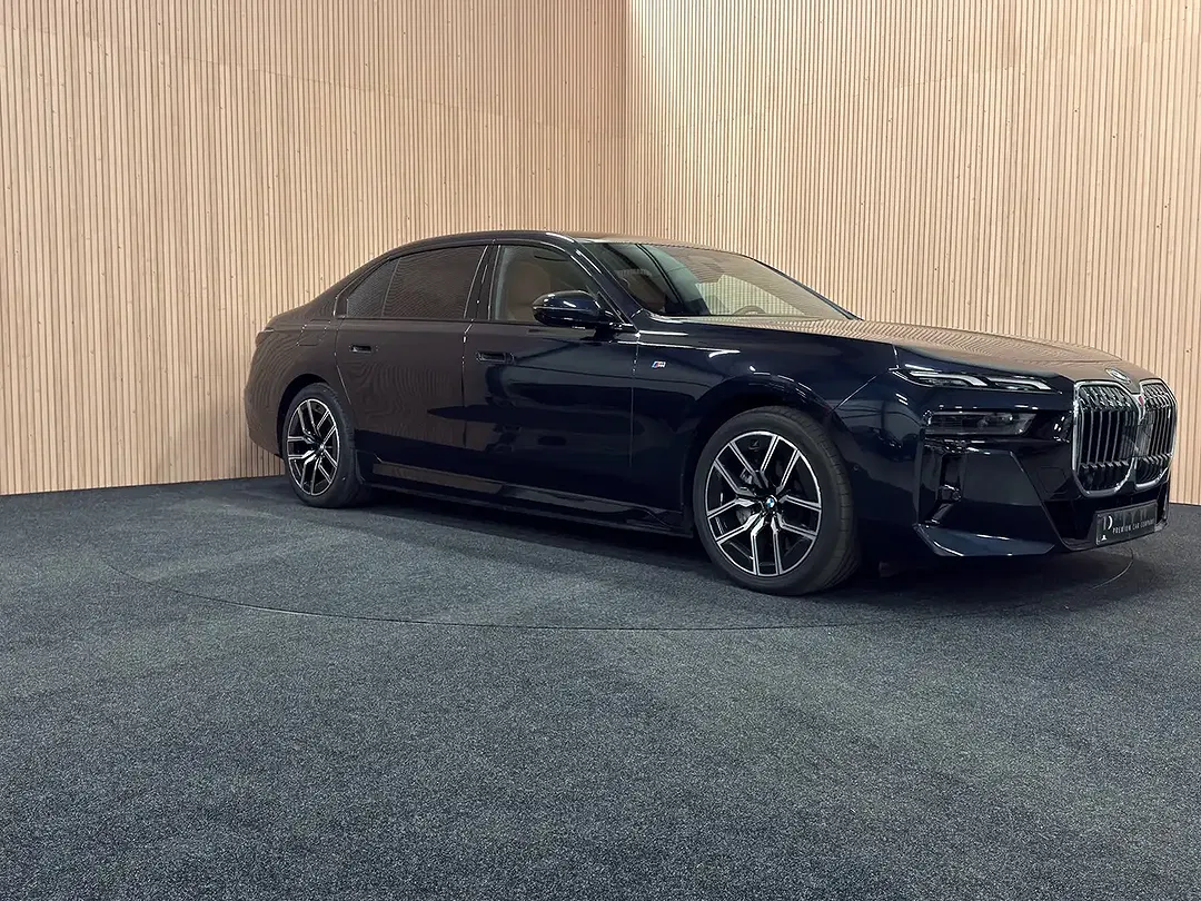BMW i7 - Thumbnail 7