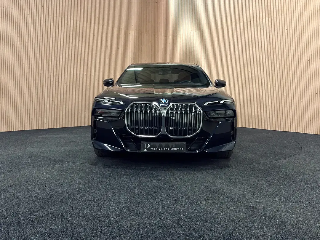 BMW i7 - Thumbnail 8