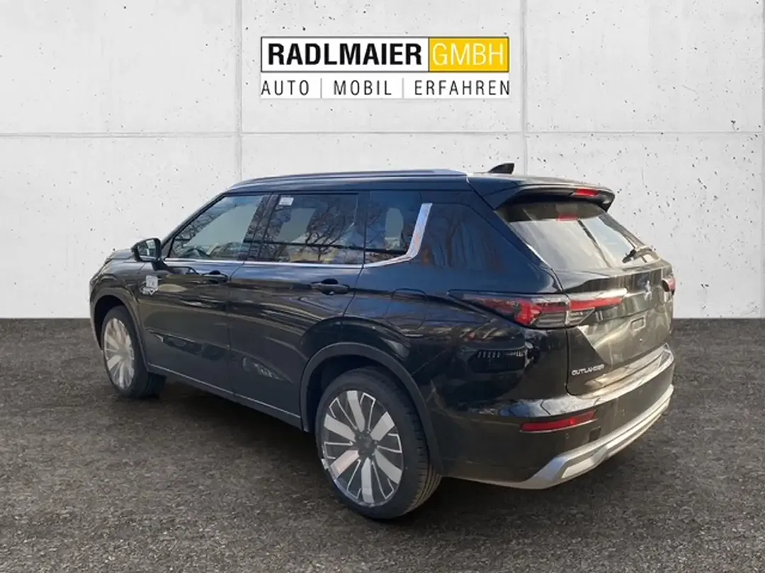 Mitsubishi Outlander - Thumbnail 2