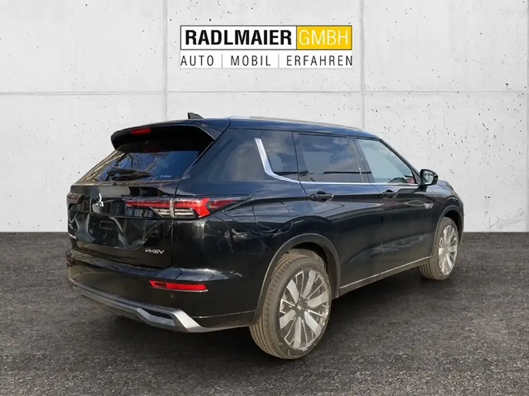 Mitsubishi Outlander - Thumbnail 4