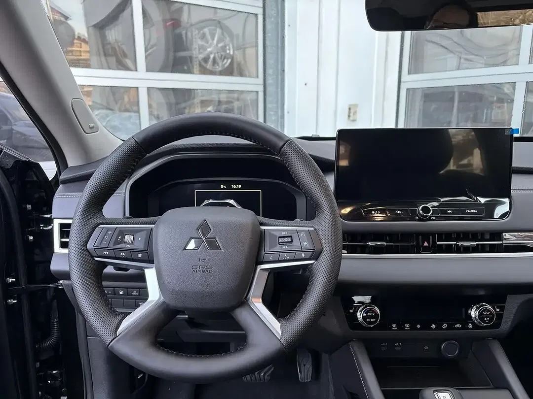 Mitsubishi Outlander - Thumbnail 8