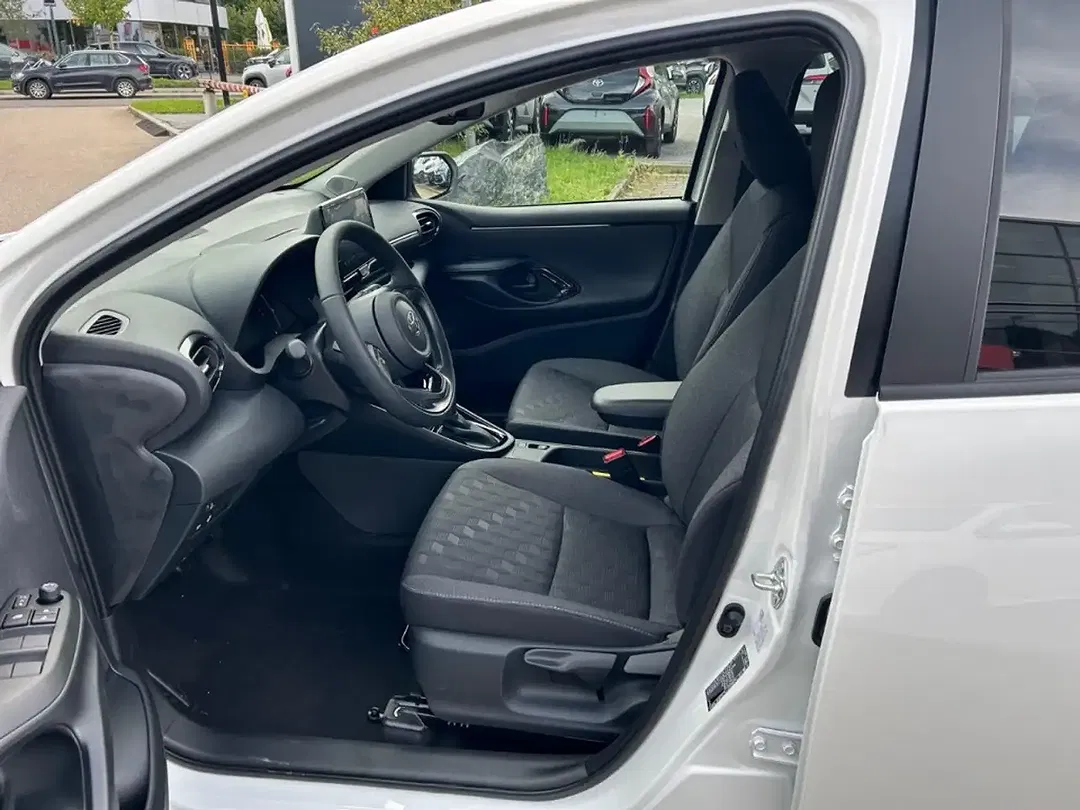 Toyota Yaris - Thumbnail 11