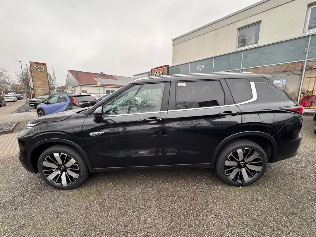 Mitsubishi Outlander - Thumbnail 2