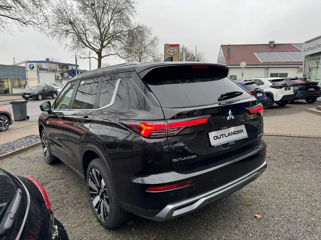 Mitsubishi Outlander - Thumbnail 3