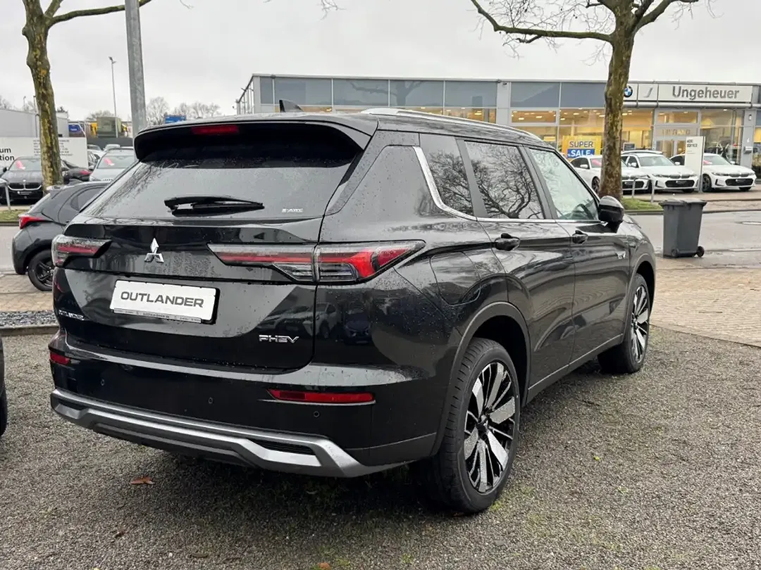 Mitsubishi Outlander - Thumbnail 4