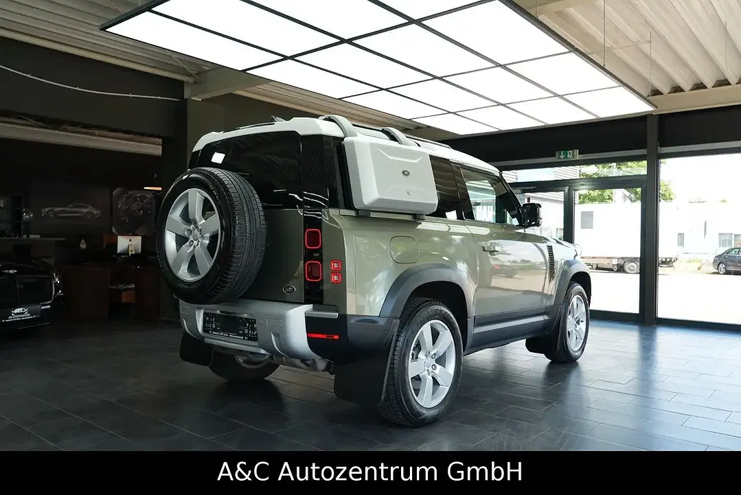Land Rover Defender - Thumbnail 7