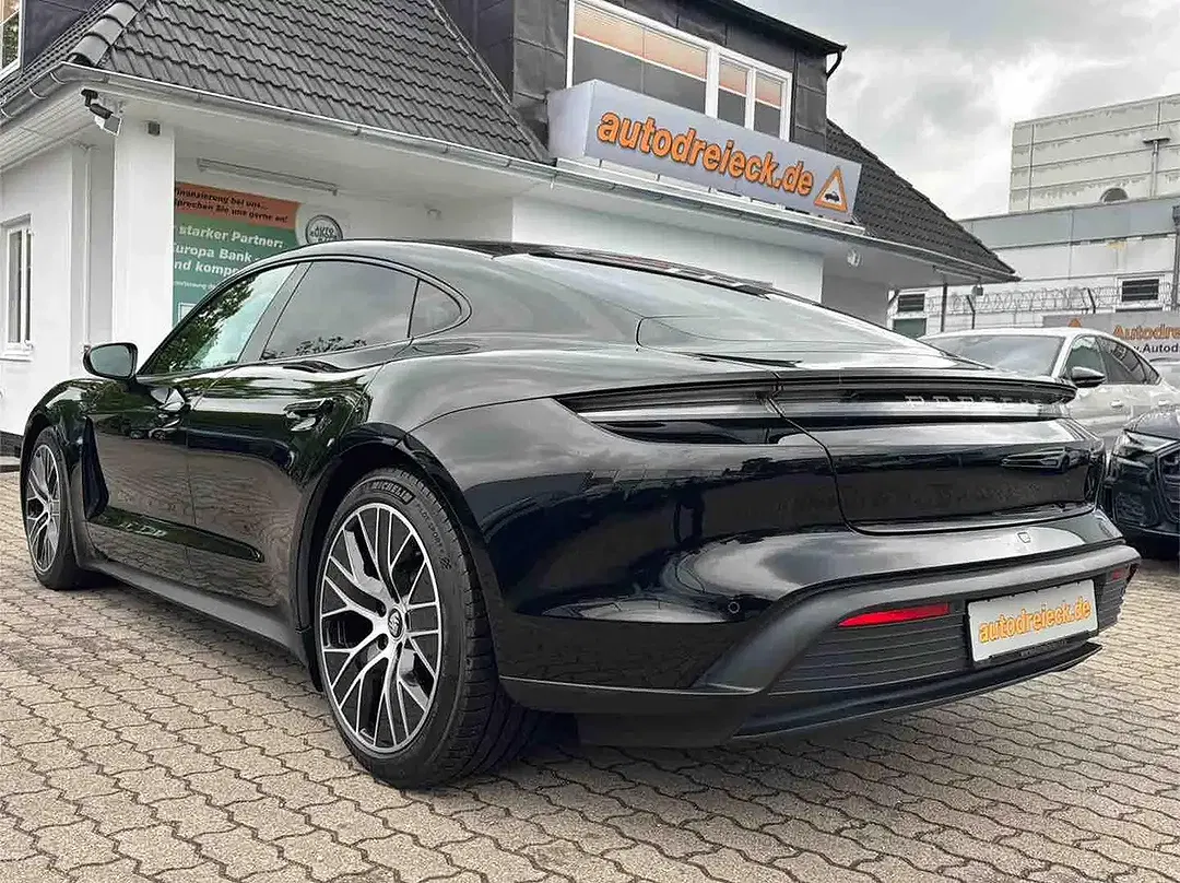 Porsche Taycan - Thumbnail 8