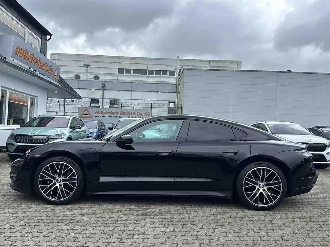 Porsche Taycan - Thumbnail 9