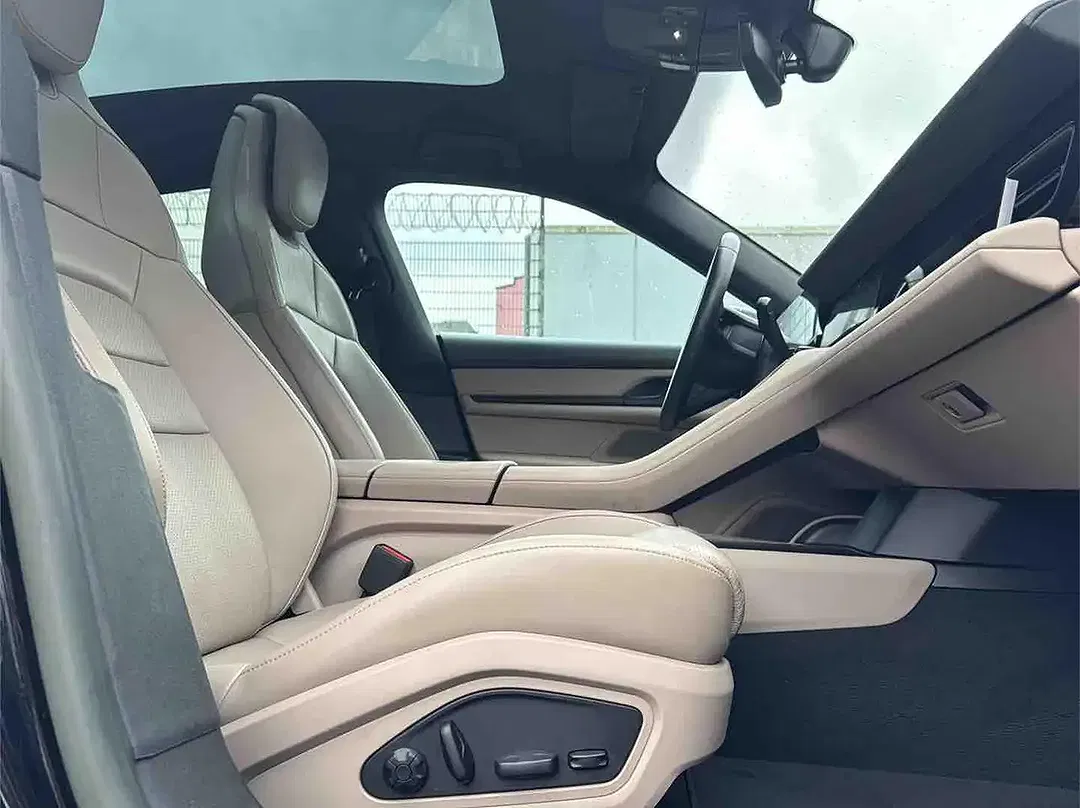Porsche Taycan - Thumbnail 12