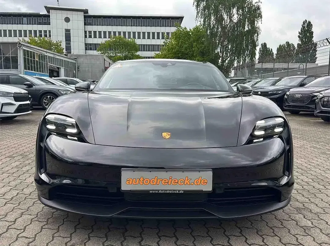 Porsche Taycan - Thumbnail 2