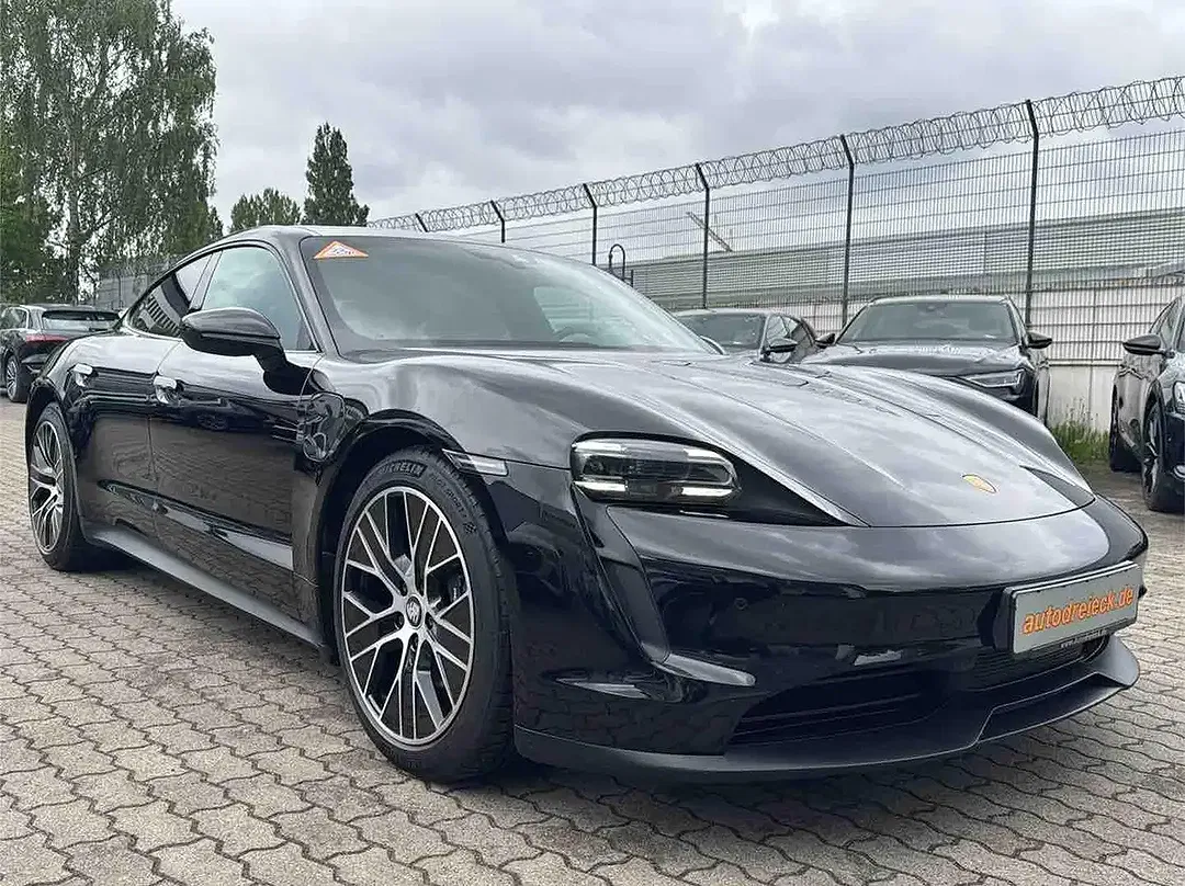 Porsche Taycan - Thumbnail 3