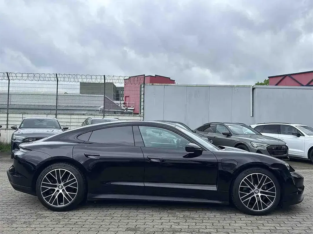 Porsche Taycan - Thumbnail 4