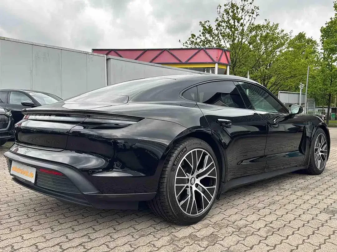 Porsche Taycan - Thumbnail 5