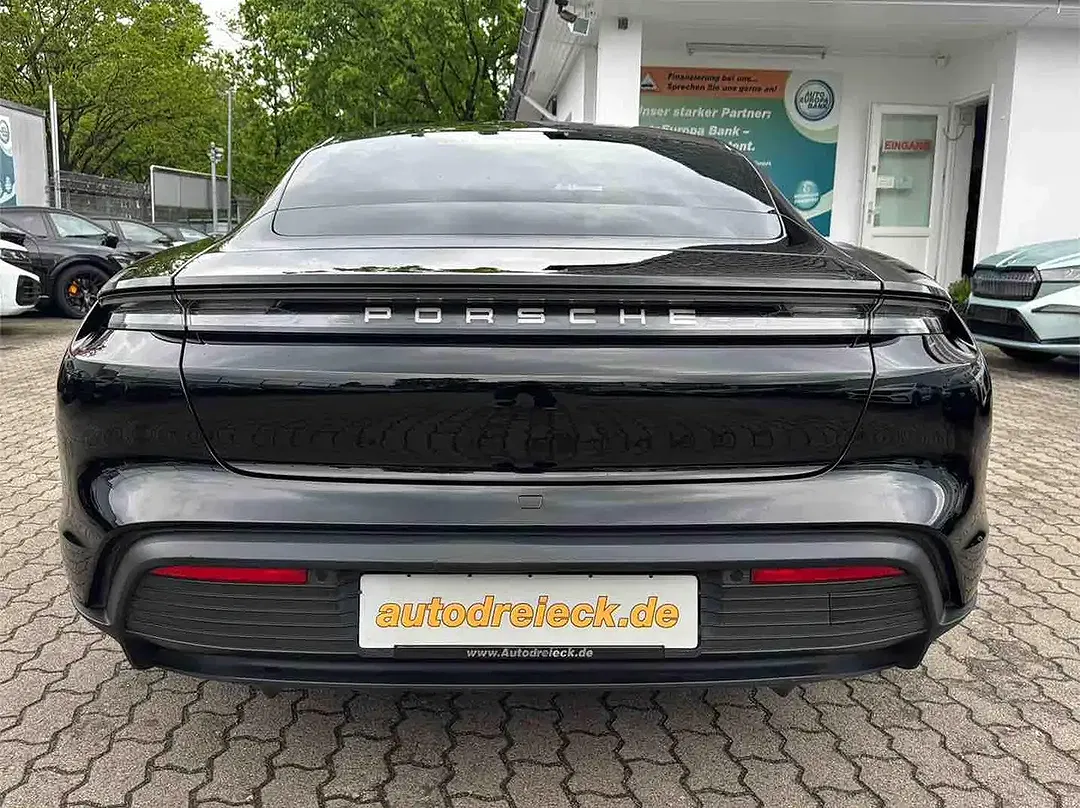 Porsche Taycan - Thumbnail 6