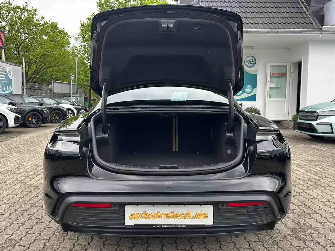 Porsche Taycan - Thumbnail 7