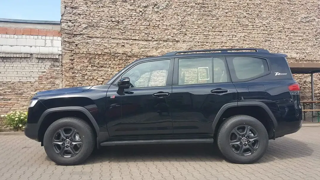 Toyota Land Cruiser - Thumbnail 3