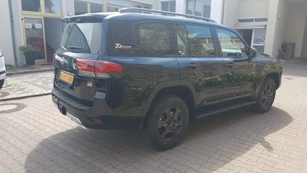 Toyota Land Cruiser - Thumbnail 6