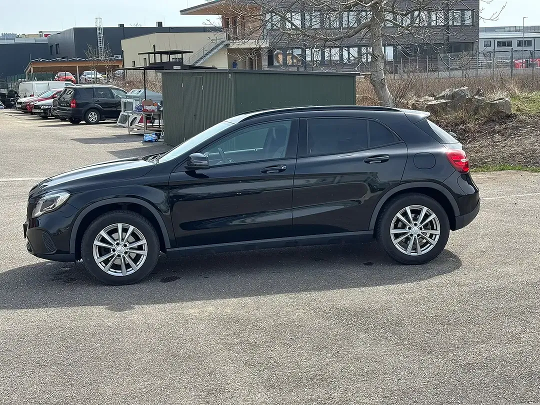 Mercedes-Benz GLA 180 - Thumbnail 4