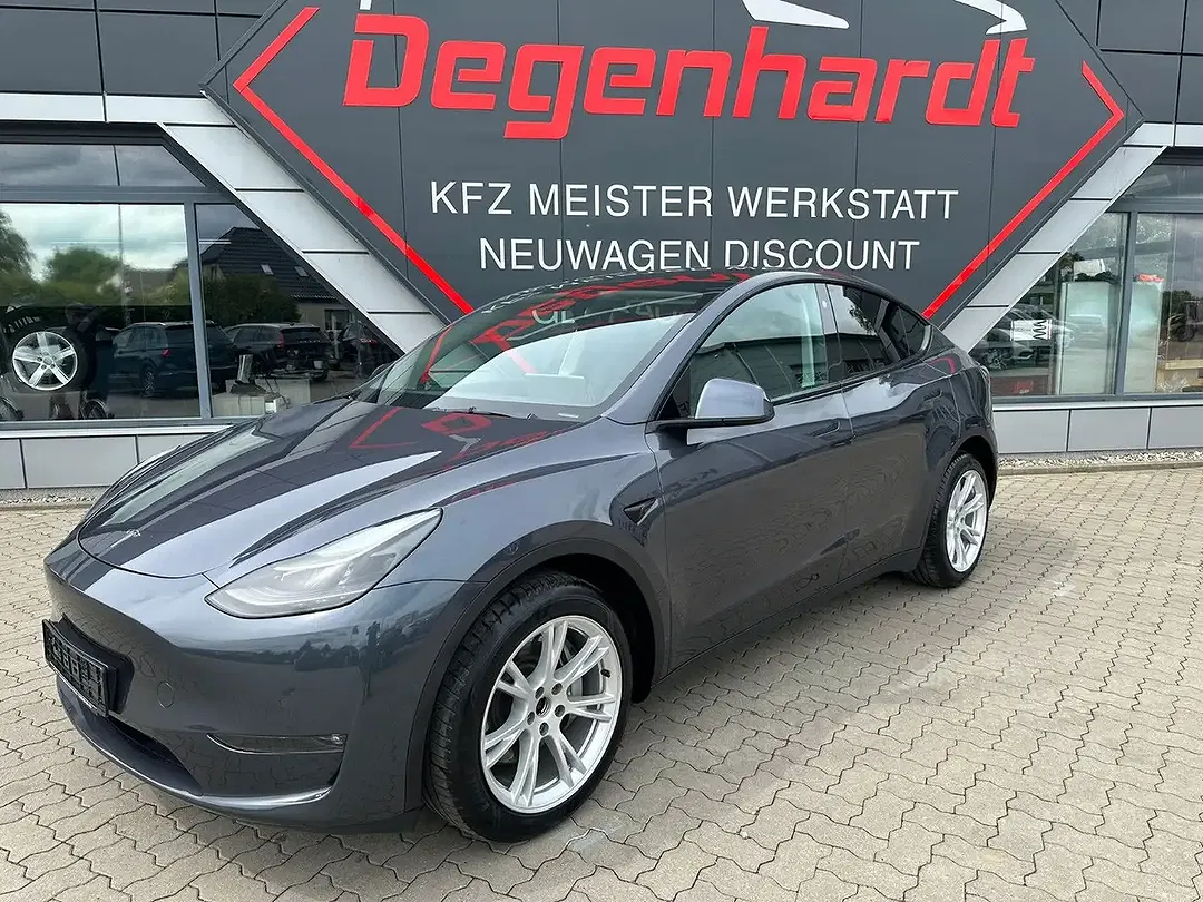 Tesla Model Y - Thumbnail 1