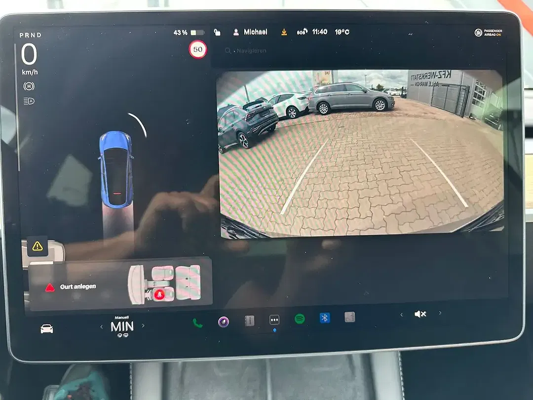 Tesla Model Y - Thumbnail 10