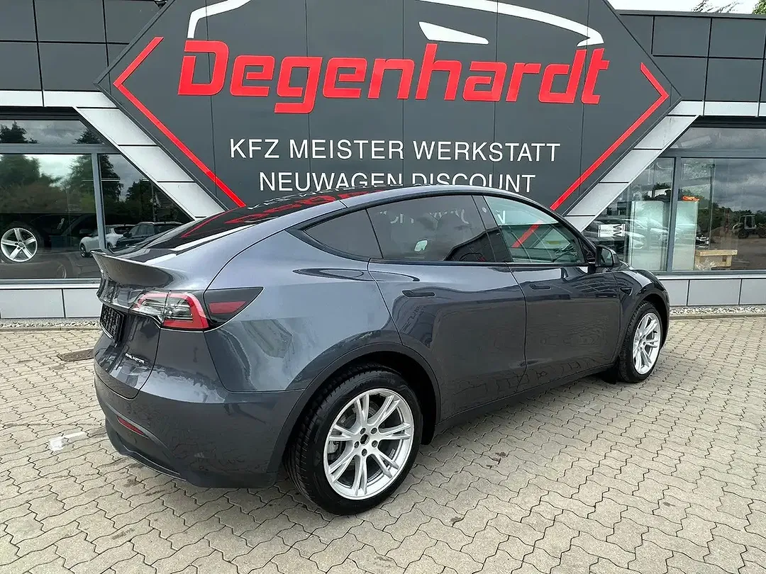 Tesla Model Y - Thumbnail 11