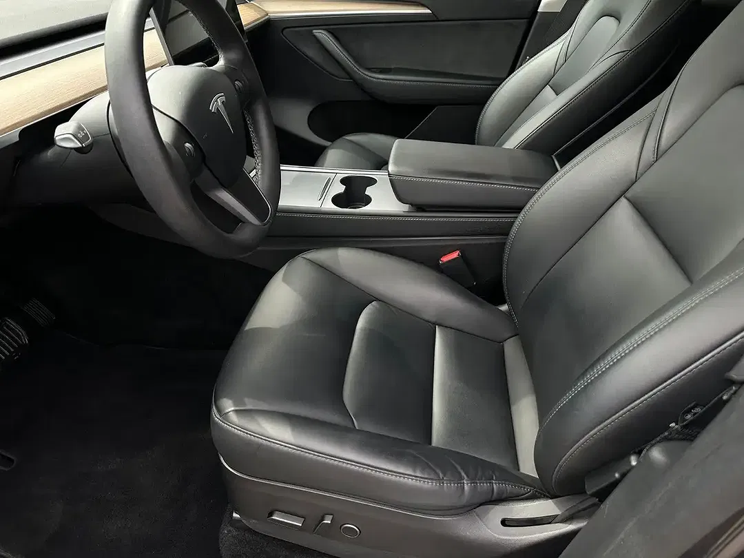 Tesla Model Y - Thumbnail 3