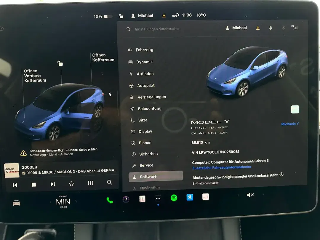 Tesla Model Y - Thumbnail 4
