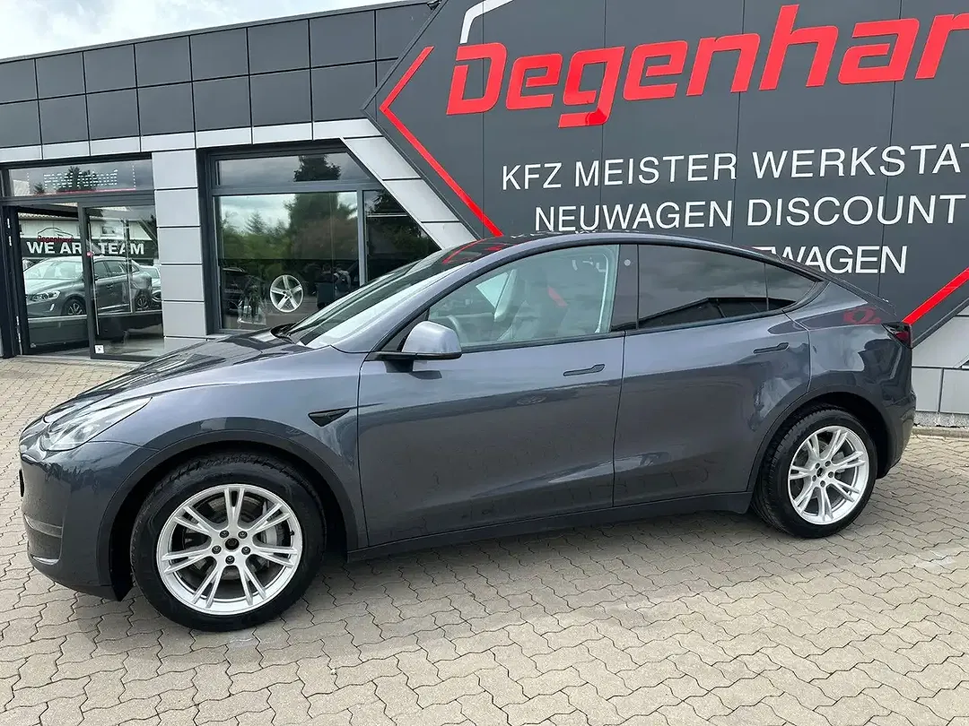 Tesla Model Y - Thumbnail 5