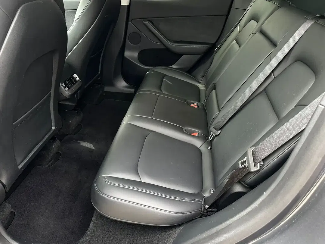 Tesla Model Y - Thumbnail 6