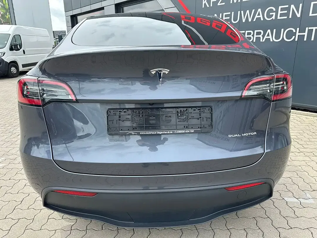 Tesla Model Y - Thumbnail 8