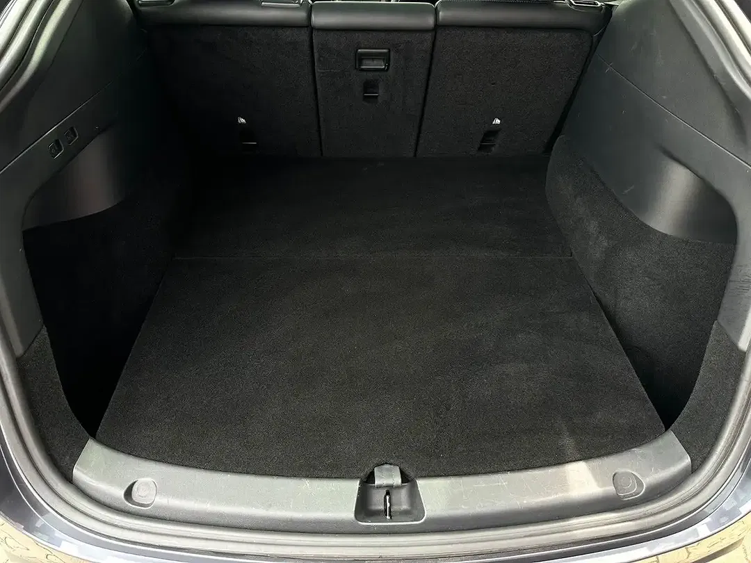Tesla Model Y - Thumbnail 9