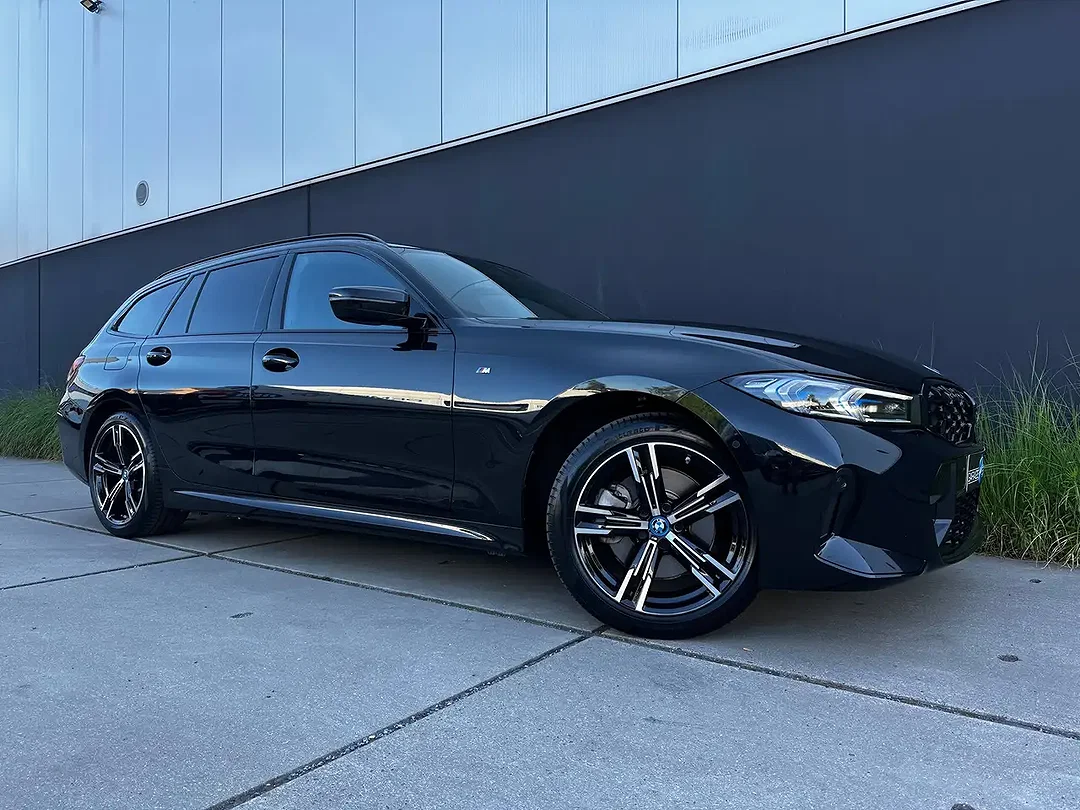 BMW 330 - Afbeelding 1