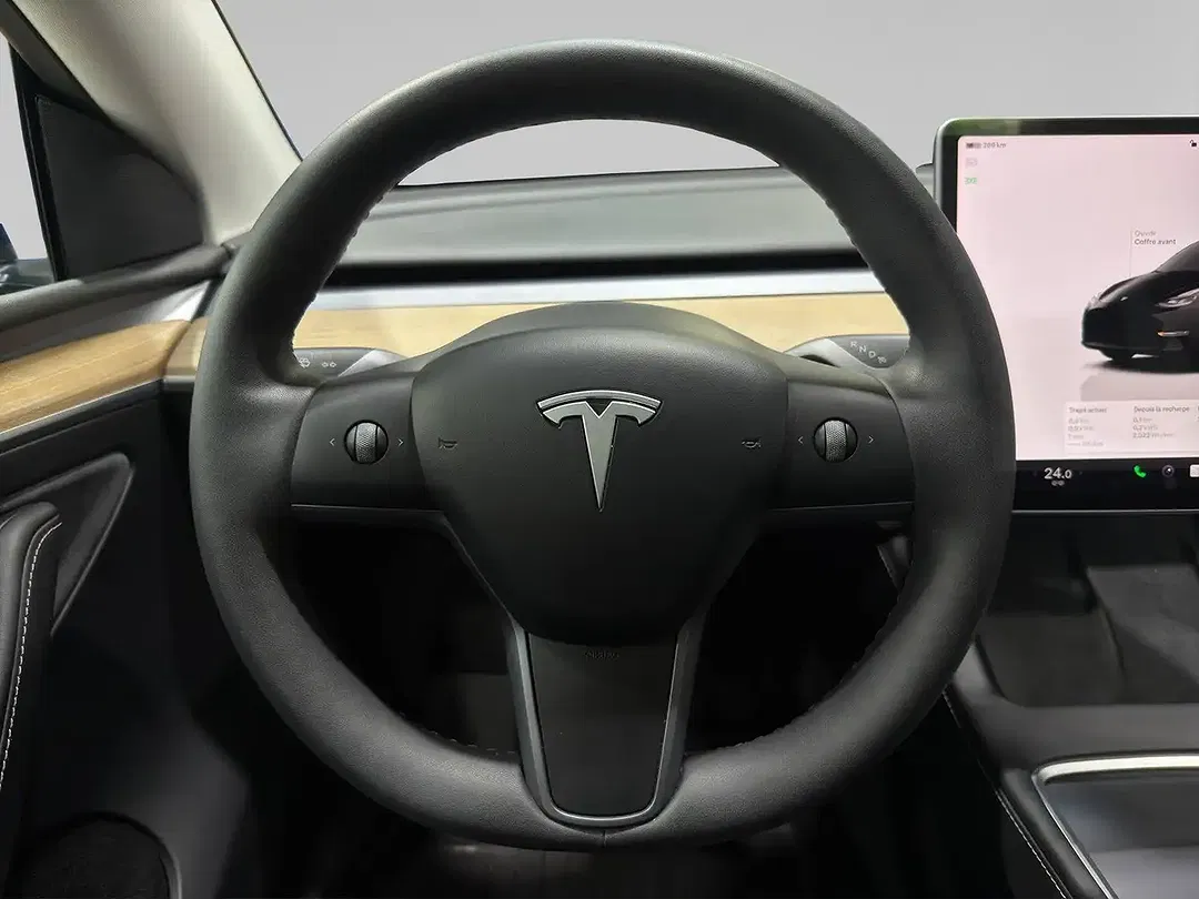 Tesla Model Y - Thumbnail 13