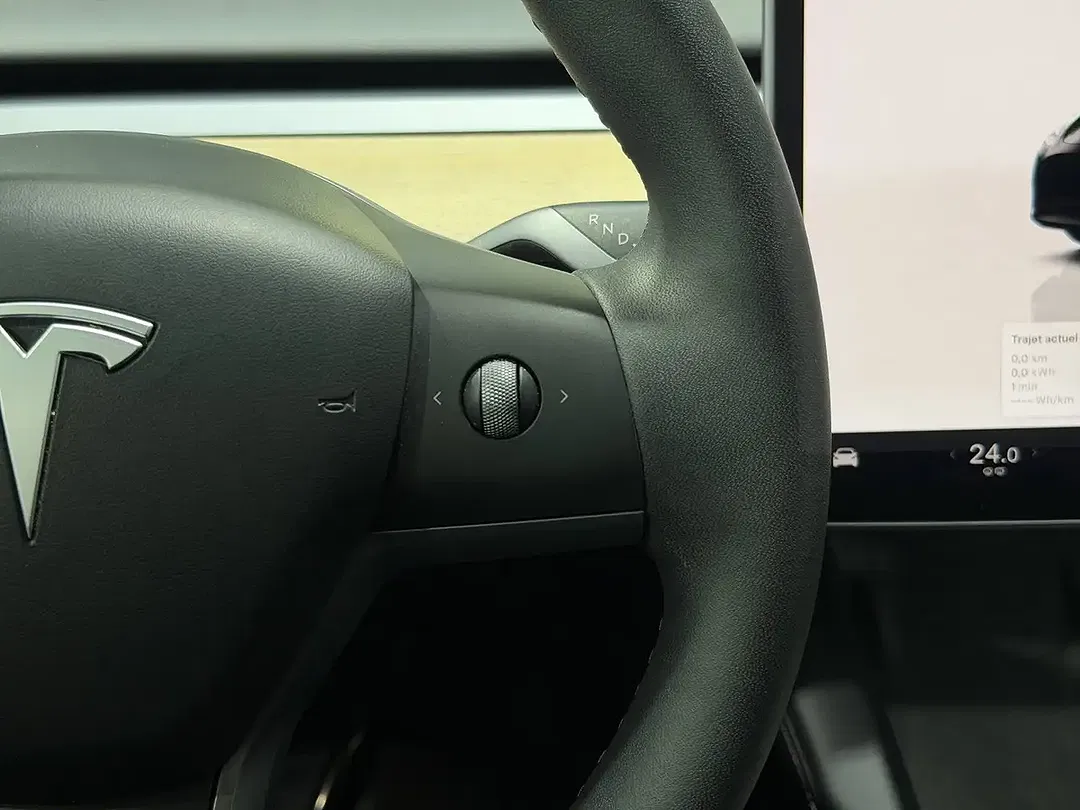 Tesla Model Y - Thumbnail 14