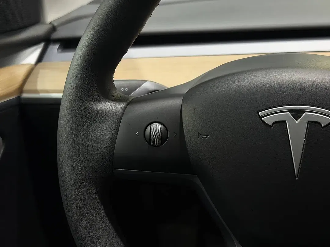 Tesla Model Y - Thumbnail 15