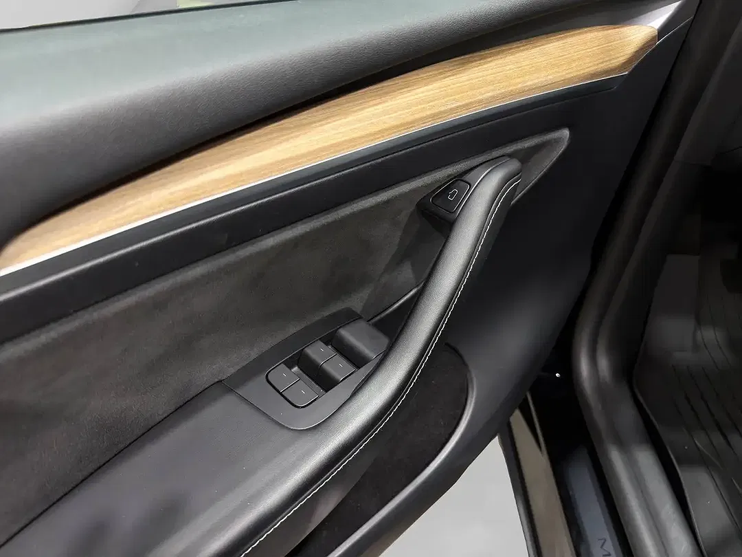 Tesla Model Y - Thumbnail 21