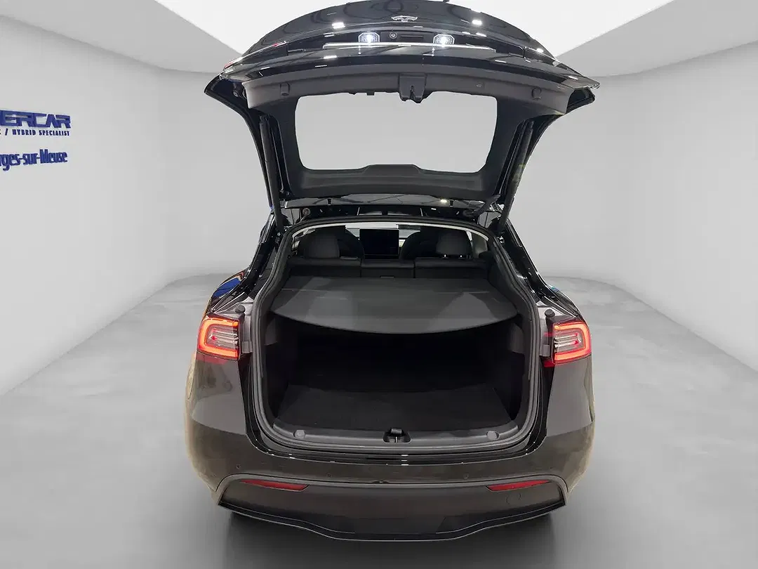 Tesla Model Y - Thumbnail 26