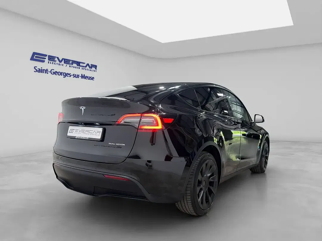 Tesla Model Y - Thumbnail 4
