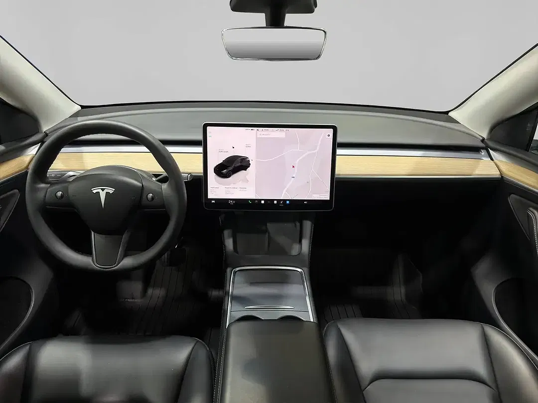 Tesla Model Y - Thumbnail 7