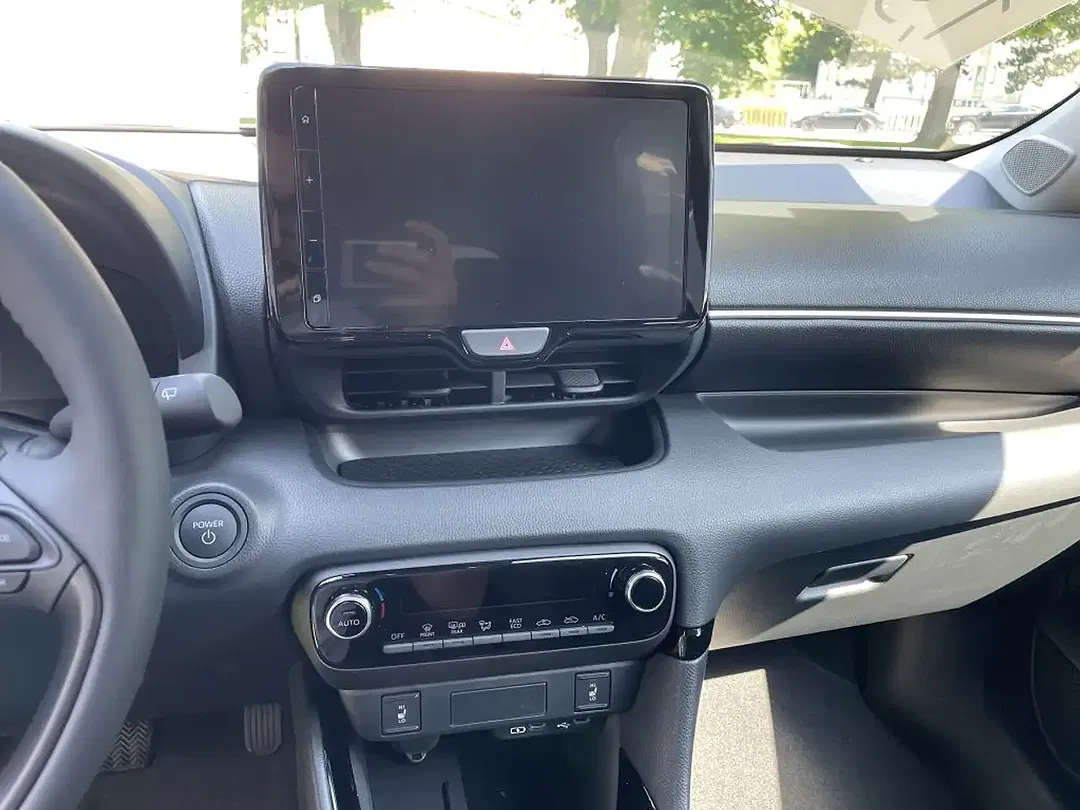 Toyota Yaris - Thumbnail 11