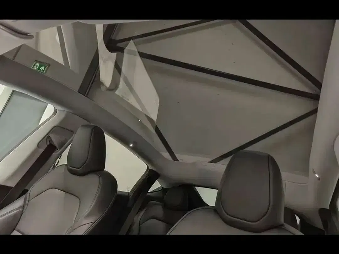Tesla Model Y - Thumbnail 10