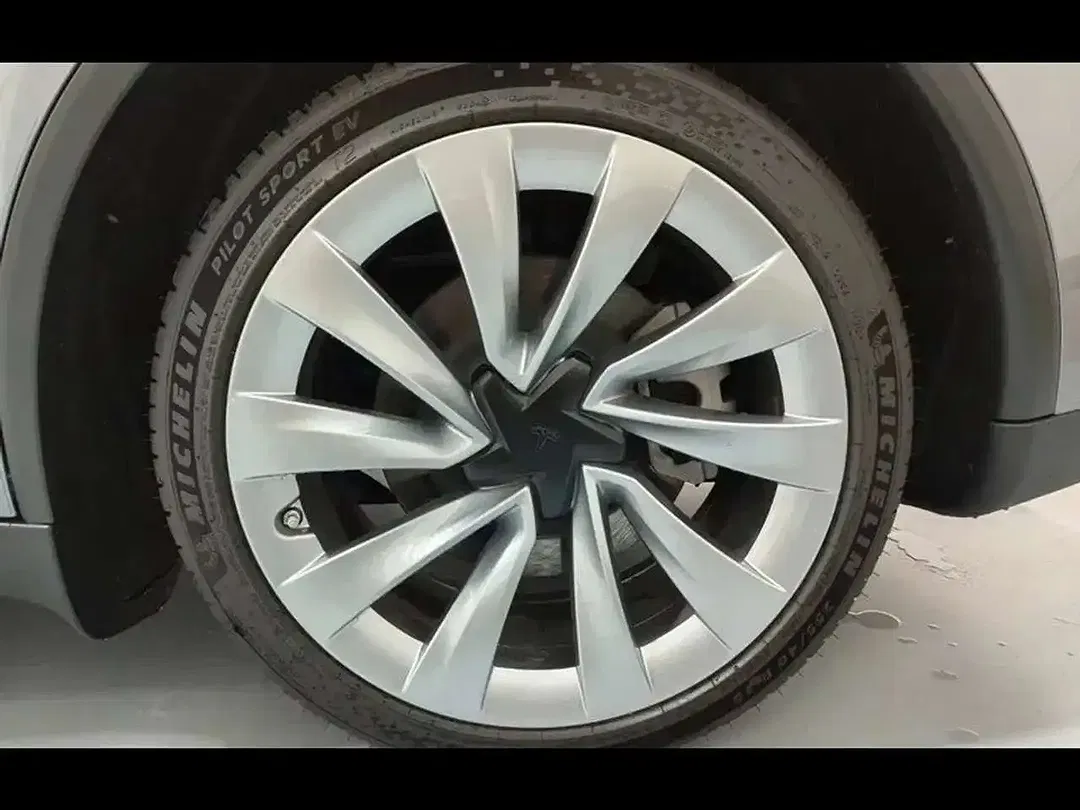 Tesla Model Y - Thumbnail 15