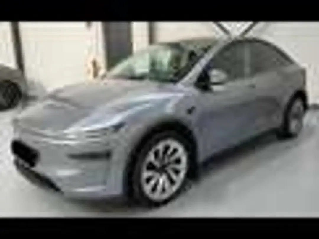 Tesla Model Y - Thumbnail 16