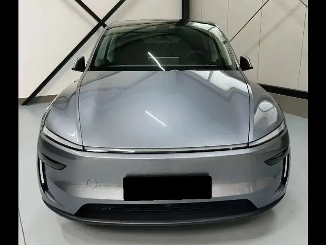 Tesla Model Y - Thumbnail 3