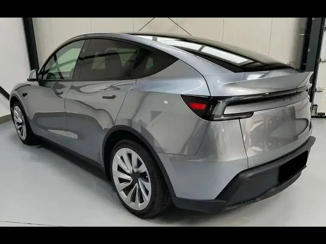 Tesla Model Y - Thumbnail 4