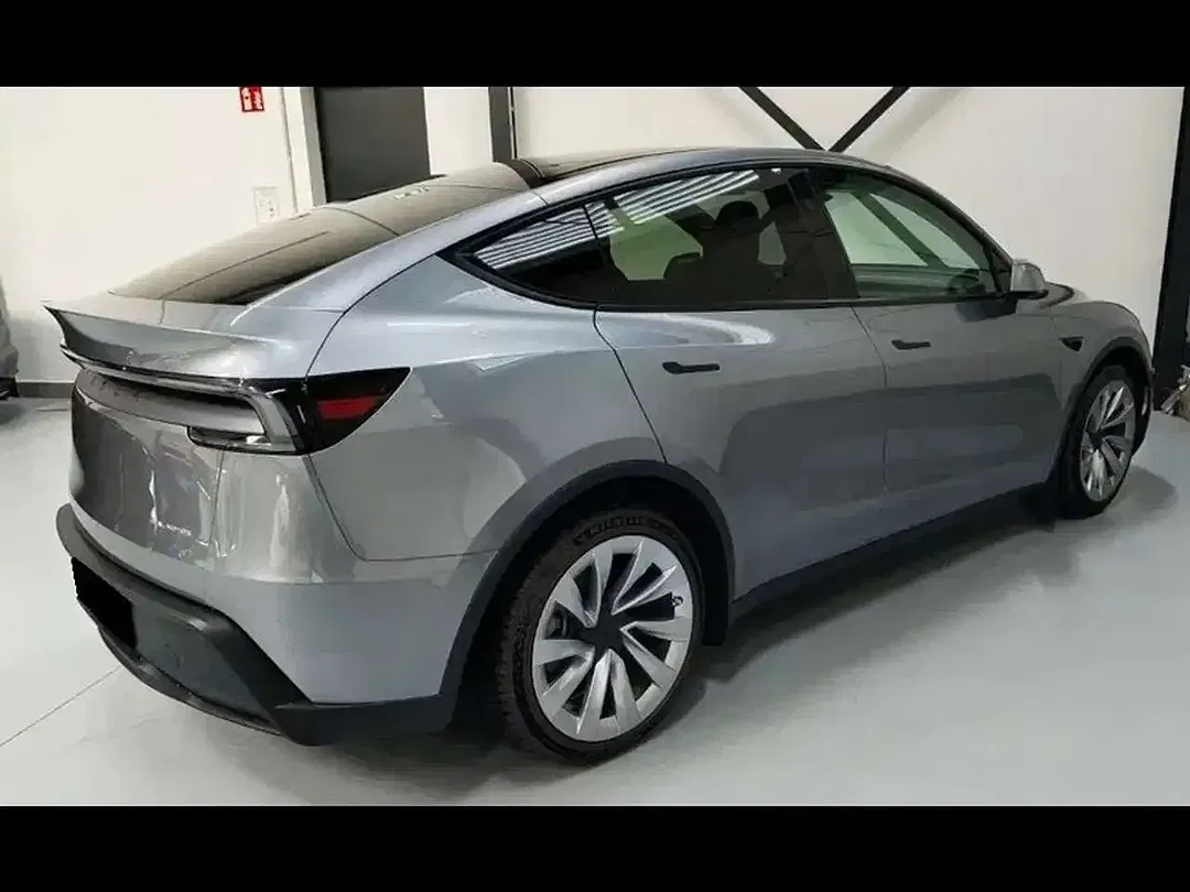 Tesla Model Y - Thumbnail 5